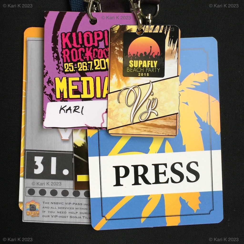 Cascadeus Videokuvaus kuvake. Valokuvassa menneiden tapahtumien pressikortteja, mediapassia ja muita henkilökohtaisia kulkulupia.